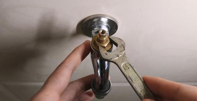 水龍頭滴水怎么處理？看步驟圖跟著老師傅一步步操作一下吧！