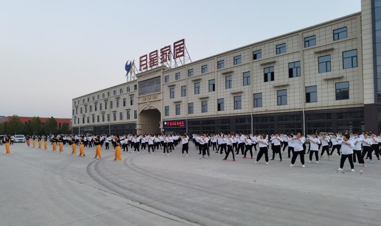 勝管曹縣運(yùn)營(yíng)中心為弘揚(yáng)全民健身運(yùn)動(dòng)，竟組建了一支“400人舞團(tuán)”